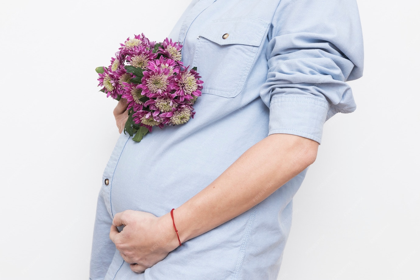 pregnant woman with bouquet 23 2147784960