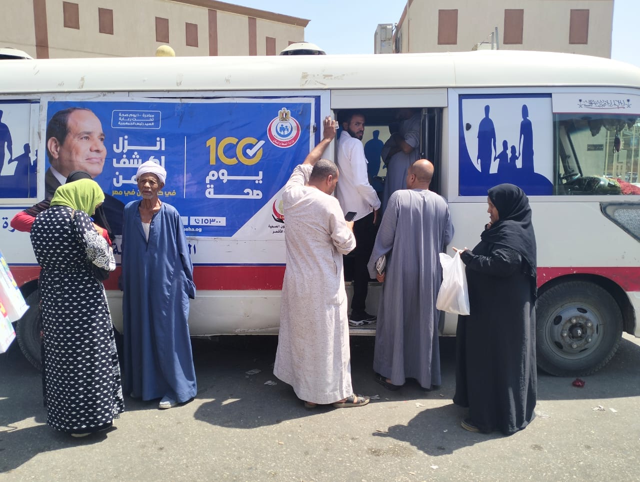فحص المواطنين ضمن حملة الـ100 يوم الصحية بالأقصر فحص المواطنين ضمن حملة الـ100 يوم الصحية بالأقصر