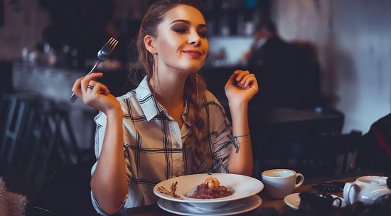 فتاة تتناول الطعام فتاة تتناول الطعام