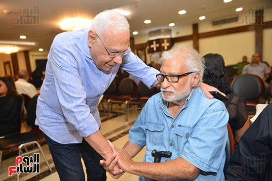 ناجي سعد يصافح محسن أحمد ناجي سعد يصافح محسن أحمد