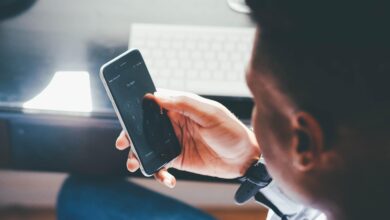 ماذا يحدث للرجل عندما يثار بالكلام عبر الهاتف