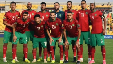 تشهد أخبار الرياضة العربية زخمًا لافتًا في المتابعة خلال الفترة الحالية، مع تلاحق المباريات الحاسمة في البطولات المحلية والقارية، وارتفاع وتيرة المنافسة بين الأندية والمنتخبات. هذا الحراك الرياضي المتواصل جعل المشهد العربي حاضرًا بقوة على منصات البحث، في ظل ترقّب جماهيري واسع لكل جديد. في هذا التقرير من المفيد نيوز، نرصد أبرز ملامح المشهد الرياضي العربي، وأسباب تصاعد الاهتمام، وأهم التطورات التي تشغل المتابعين. لماذا تتصدر أخبار الرياضة العربية الاهتمام الآن؟ يعود تصاعد الاهتمام إلى تزامن عدة عوامل مؤثرة، من بينها ضغط جدول المباريات، وتقارب مستويات المنافسة، واشتداد الصراع على الصدارة في أكثر من دوري. كما أسهمت نتائج غير متوقعة لبعض المواجهات في زيادة الجدل والتحليل، ما انعكس مباشرة على حجم البحث والمتابعة. سخونة الدوريات المحلية تشهد الدوريات العربية منافسة قوية على القمة، مع تقارب النقاط بين فرق الصدارة، وتبدّل المراكز بشكل متكرر. هذا التقارب رفع من قيمة كل مباراة، وجعل حسابات الفوز والخسارة أكثر تعقيدًا، خاصة مع دخول المراحل الحاسمة من الموسم. الحضور القاري وتأثيره الأندية العربية تواصل سعيها لإثبات الحضور على الساحة القارية، حيث تحظى المشاركات الخارجية بمتابعة خاصة من الجماهير. الأداء في هذه البطولات لا يحدد فقط مسار الفرق، بل يؤثر أيضًا على تصنيف الكرة العربية وصورتها التنافسية. المنتخبات العربية والاستعداد للاستحقاقات المقبلة على مستوى المنتخبات، تتجه الأنظار إلى مراحل الإعداد للاستحقاقات القادمة، سواء عبر معسكرات تدريبية أو مباريات ودية. التركيز ينصب على تقييم العناصر الشابة، وتجربة خطط فنية جديدة، بهدف تحقيق أفضل جاهزية ممكنة. انتقالات اللاعبين تشعل الجدل ملف الانتقالات لا يقل سخونة عن المباريات، حيث تتابع الجماهير أخبار التعاقدات والرحيل باهتمام كبير. كل صفقة جديدة تفتح باب التوقعات حول تأثيرها الفني، وقدرتها على تغيير موازين القوى داخل المنافسات المحلية. تفاعل جماهيري واسع منصات التواصل الاجتماعي تشهد تفاعلًا متزايدًا مع أخبار الرياضة العربية، بين تحليلات فنية، وتوقعات للنتائج، ونقاشات حول أداء الحكام والمدربين. هذا التفاعل المستمر يساهم في إبقاء الأخبار الرياضية ضمن دائرة الاهتمام اليومي. أبعاد اقتصادية وإعلامية لم تعد الرياضة العربية مجرد منافسة داخل الملعب، بل باتت صناعة متكاملة تشمل حقوق بث، ورعايات، واستثمارات متنامية. هذا البعد الاقتصادي أضاف طبقة جديدة من الاهتمام الإعلامي، وربط الأخبار الرياضية بقرارات إدارية واستراتيجية مؤثرة. لماذا يستمر زخم المتابعة؟ استمرار الزخم يعود إلى طبيعة المنافسة نفسها، حيث لا تزال النتائج مفتوحة على جميع الاحتمالات، مع تقارب المستويات وتعدد البطولات. كل جولة تحمل جديدًا، وكل مباراة قد تغيّر شكل المنافسة. خاتمة أخبار الرياضة العربية