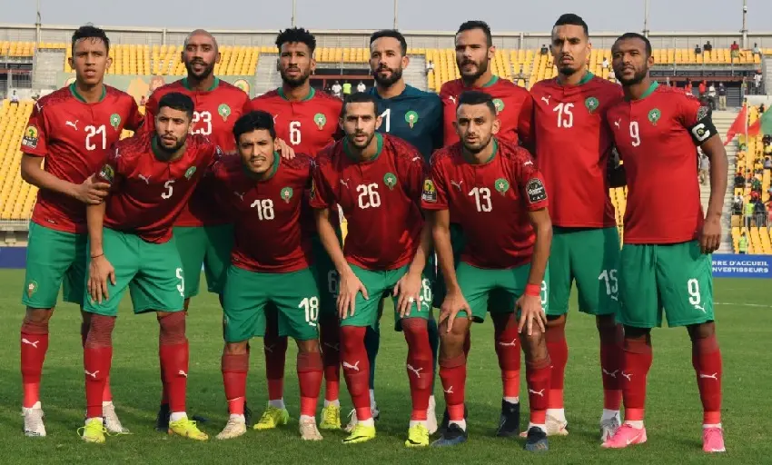 تشهد أخبار الرياضة العربية زخمًا لافتًا في المتابعة خلال الفترة الحالية، مع تلاحق المباريات الحاسمة في البطولات المحلية والقارية، وارتفاع وتيرة المنافسة بين الأندية والمنتخبات. هذا الحراك الرياضي المتواصل جعل المشهد العربي حاضرًا بقوة على منصات البحث، في ظل ترقّب جماهيري واسع لكل جديد. في هذا التقرير من المفيد نيوز، نرصد أبرز ملامح المشهد الرياضي العربي، وأسباب تصاعد الاهتمام، وأهم التطورات التي تشغل المتابعين. لماذا تتصدر أخبار الرياضة العربية الاهتمام الآن؟ يعود تصاعد الاهتمام إلى تزامن عدة عوامل مؤثرة، من بينها ضغط جدول المباريات، وتقارب مستويات المنافسة، واشتداد الصراع على الصدارة في أكثر من دوري. كما أسهمت نتائج غير متوقعة لبعض المواجهات في زيادة الجدل والتحليل، ما انعكس مباشرة على حجم البحث والمتابعة. سخونة الدوريات المحلية تشهد الدوريات العربية منافسة قوية على القمة، مع تقارب النقاط بين فرق الصدارة، وتبدّل المراكز بشكل متكرر. هذا التقارب رفع من قيمة كل مباراة، وجعل حسابات الفوز والخسارة أكثر تعقيدًا، خاصة مع دخول المراحل الحاسمة من الموسم. الحضور القاري وتأثيره الأندية العربية تواصل سعيها لإثبات الحضور على الساحة القارية، حيث تحظى المشاركات الخارجية بمتابعة خاصة من الجماهير. الأداء في هذه البطولات لا يحدد فقط مسار الفرق، بل يؤثر أيضًا على تصنيف الكرة العربية وصورتها التنافسية. المنتخبات العربية والاستعداد للاستحقاقات المقبلة على مستوى المنتخبات، تتجه الأنظار إلى مراحل الإعداد للاستحقاقات القادمة، سواء عبر معسكرات تدريبية أو مباريات ودية. التركيز ينصب على تقييم العناصر الشابة، وتجربة خطط فنية جديدة، بهدف تحقيق أفضل جاهزية ممكنة. انتقالات اللاعبين تشعل الجدل ملف الانتقالات لا يقل سخونة عن المباريات، حيث تتابع الجماهير أخبار التعاقدات والرحيل باهتمام كبير. كل صفقة جديدة تفتح باب التوقعات حول تأثيرها الفني، وقدرتها على تغيير موازين القوى داخل المنافسات المحلية. تفاعل جماهيري واسع منصات التواصل الاجتماعي تشهد تفاعلًا متزايدًا مع أخبار الرياضة العربية، بين تحليلات فنية، وتوقعات للنتائج، ونقاشات حول أداء الحكام والمدربين. هذا التفاعل المستمر يساهم في إبقاء الأخبار الرياضية ضمن دائرة الاهتمام اليومي. أبعاد اقتصادية وإعلامية لم تعد الرياضة العربية مجرد منافسة داخل الملعب، بل باتت صناعة متكاملة تشمل حقوق بث، ورعايات، واستثمارات متنامية. هذا البعد الاقتصادي أضاف طبقة جديدة من الاهتمام الإعلامي، وربط الأخبار الرياضية بقرارات إدارية واستراتيجية مؤثرة. لماذا يستمر زخم المتابعة؟ استمرار الزخم يعود إلى طبيعة المنافسة نفسها، حيث لا تزال النتائج مفتوحة على جميع الاحتمالات، مع تقارب المستويات وتعدد البطولات. كل جولة تحمل جديدًا، وكل مباراة قد تغيّر شكل المنافسة. خاتمة أخبار الرياضة العربية