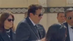 الحزن يخيّم على الوسط الفني.. هاني رمزي يتلقى عزاء والدته اليوم بكنيسة أبي سيفين