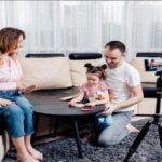 «الأسرة المصرية أمام الكاميرا.. أسرار البيوت تتحول إلى محتوى للبيع»