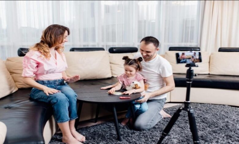 «الأسرة المصرية أمام الكاميرا.. أسرار البيوت تتحول إلى محتوى للبيع»