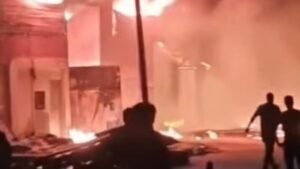 «حريق هائل يضرب مدينة الأثاث بدمياط.. و8 سيارات إطفاء تخوض معركة للسيطرة على النيران»
