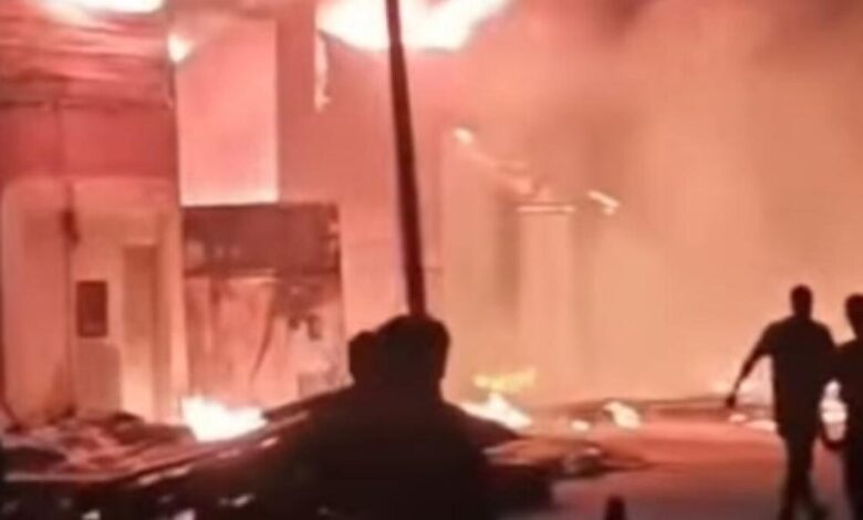 «حريق هائل يضرب مدينة الأثاث بدمياط.. و8 سيارات إطفاء تخوض معركة للسيطرة على النيران»