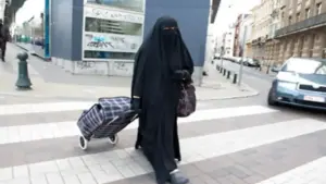إيطاليا تتجه لحظر النقاب والبرقع بشكل كامل.. مشروع قانون لإلغاء الاستثناءات الدينية وتشديد العقوبات
