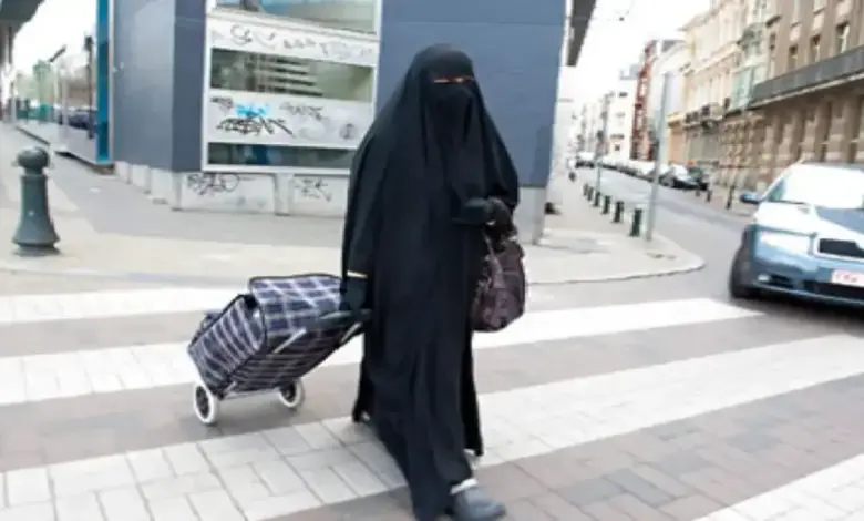إيطاليا تتجه لحظر النقاب والبرقع بشكل كامل.. مشروع قانون لإلغاء الاستثناءات الدينية وتشديد العقوبات