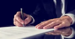 قبل أن توقع على أي ورقة.. 8 أسئلة قانونية يجب أن تعرف إجاباتها