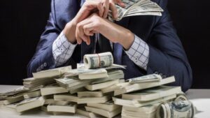 لماذا لا يعني ارتفاع الدخل تحسن المعيشة دائمًا؟.. المعادلة التي تشرح أين تذهب الزيادة
