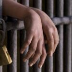 خطة شيطانية من منور العقار.. عاطل يسرق ذهبًا وعملات أجنبية من شقة بشبرا الخيمة