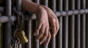 خطة شيطانية من منور العقار.. عاطل يسرق ذهبًا وعملات أجنبية من شقة بشبرا الخيمة