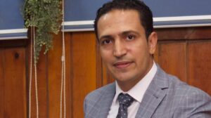 «جراح المفاصل المعقدة».. الدكتور كرم رجب من صعيد مصر إلى الخبرة الدولية