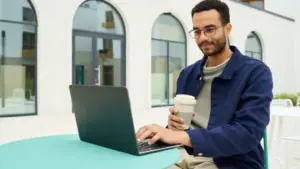 الرجل الذي جعل الحاسب الشخصي جزءًا من الحياة اليومية.. قصة ستيف جوبز من زاوية مختلفة