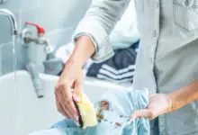 إزالة بقع الزيت من الملابس.. حلول منزلية آمنة