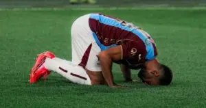الملك المصري يعزز حضوره.. محمد صلاح يدخل تاريخ الدوري التركي عبر بوابة طرابزون سبور