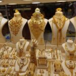 أسعار الذهب في مصر تسجل مستويات جديدة مستهل تعاملات المساء.. عيار 21 يواصل التمسك بالقمةواصلت أسعار الذهب في السوق المصري تحركاتها المرتفعة مع انطلاقة التعاملات المسائية اليوم الأحد 23 أغسطس 2026، مدعومة بالزخم الإيجابي لأداء المعدن الأصفر في البورصات العالمية واستمرار تباين مؤشرات سعر الصرف، ليبقى الذهب الخيار الأول للمواطنين والمستثمرين الساعين للتحوط ضد تقلبات الأسواق. تفاصيل أسعار الأعيرة المختلفة (بدون المصنعية)شهدت الأسعار المحلية مكاسب ملحوظة, جاءت على النحو التالي:عيار 24: سجل نحو 7,536 إلى 7,542 جنيهًا للجرام. عيار 21 (الأكثر تداولاً وبحثاً): استقر عند مستوى 6,600 جنيه للجرام، محققاً ارتفاعاً بنحو 45 جنيهًا مقارنة بمستوياته السابقة، ليواصل استقراره أعلى الحاجز النفسي الهام عند 6,500 جنيه. عيار 18: بلغ نحو 5,663 جنيهًا للجرام. عيار 14: سجل نحو 4,415 جنيهًا للجرام. حركة الجنيه الذهب والأسواق العالميةالجنيه الذهب (وزن 8 جرامات لعيار 21): سجل نحو 52,800 جنيه، متأثراً بشكل مباشر بالصعود الجماعي لجرام العيار الرئيسي. أونصة الذهب محلياً: وصلت إلى نحو 234,383 جنيهًا. السعر على الصعيد العالمي: بلغت أونصة الذهب العقود الفورية نحو 4,590 إلى 4,604 دولارات. قراءة تحليلية لاتجاهات السوقتشير التوقعات قصيرة الأجل إلى بقاء النظرة العامة للذهب إيجابية، طالما حافظت الأوقية العالمية على تداولاتها فوق مستويات الدعم الرئيسية. وعلى الصعيد المحلي، يلعب حجم العرض والطلب دوراً مزدوجاً؛ فبينما يرتفع الإقبال على الادخار الآمن، تشهد الأسواق أيضاً نشاطاً ملحوظاً لعمليات إعادة البيع لجني الأرباح من المستويات المرتفعة الحالية. تنبيه: تختلف الأسعار الفعلية في محال الصاغة بمقدار طفيف وفقاً لقيمة المصنعية والدمغة، والتي تتباين بحسب الشركات والمنطقة الجغرافية.