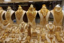 أسعار الذهب في مصر تسجل مستويات جديدة مستهل تعاملات المساء.. عيار 21 يواصل التمسك بالقمةواصلت أسعار الذهب في السوق المصري تحركاتها المرتفعة مع انطلاقة التعاملات المسائية اليوم الأحد 23 أغسطس 2026، مدعومة بالزخم الإيجابي لأداء المعدن الأصفر في البورصات العالمية واستمرار تباين مؤشرات سعر الصرف، ليبقى الذهب الخيار الأول للمواطنين والمستثمرين الساعين للتحوط ضد تقلبات الأسواق. تفاصيل أسعار الأعيرة المختلفة (بدون المصنعية)شهدت الأسعار المحلية مكاسب ملحوظة, جاءت على النحو التالي:عيار 24: سجل نحو 7,536 إلى 7,542 جنيهًا للجرام. عيار 21 (الأكثر تداولاً وبحثاً): استقر عند مستوى 6,600 جنيه للجرام، محققاً ارتفاعاً بنحو 45 جنيهًا مقارنة بمستوياته السابقة، ليواصل استقراره أعلى الحاجز النفسي الهام عند 6,500 جنيه. عيار 18: بلغ نحو 5,663 جنيهًا للجرام. عيار 14: سجل نحو 4,415 جنيهًا للجرام. حركة الجنيه الذهب والأسواق العالميةالجنيه الذهب (وزن 8 جرامات لعيار 21): سجل نحو 52,800 جنيه، متأثراً بشكل مباشر بالصعود الجماعي لجرام العيار الرئيسي. أونصة الذهب محلياً: وصلت إلى نحو 234,383 جنيهًا. السعر على الصعيد العالمي: بلغت أونصة الذهب العقود الفورية نحو 4,590 إلى 4,604 دولارات. قراءة تحليلية لاتجاهات السوقتشير التوقعات قصيرة الأجل إلى بقاء النظرة العامة للذهب إيجابية، طالما حافظت الأوقية العالمية على تداولاتها فوق مستويات الدعم الرئيسية. وعلى الصعيد المحلي، يلعب حجم العرض والطلب دوراً مزدوجاً؛ فبينما يرتفع الإقبال على الادخار الآمن، تشهد الأسواق أيضاً نشاطاً ملحوظاً لعمليات إعادة البيع لجني الأرباح من المستويات المرتفعة الحالية. تنبيه: تختلف الأسعار الفعلية في محال الصاغة بمقدار طفيف وفقاً لقيمة المصنعية والدمغة، والتي تتباين بحسب الشركات والمنطقة الجغرافية.