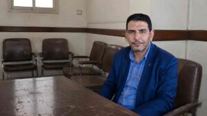 خط محمول باسمك دون علمك؟.. محامٍ بالنقض يحذر من التوقيع داخل فرع شركة الاتصالات