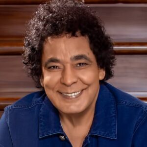 نتائج مطمئنة وتكذيب للشائعات.. محمد منير يعود للقاهرة بعد رحلة فحوصات دورية في ألمانيا