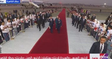 أطفال يزينون مطار القاهرة بأعلام مصر والصين ترحيباً بالرئيس الصيني