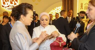 سيدة مصر الأولى توثق جولة استثنائية مع قرينة الرئيس الصيني بين عبق التراث والصناعة الوطنية