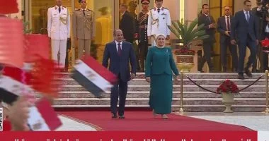قمة القاهرة.. الرئيس السيسي والسيدة انتصار السيسي يستقبلان الرئيس الصيني وزوجته بمطار القاهرة