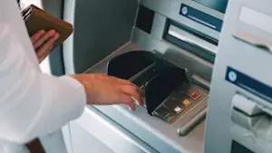 بطاقة البنك انتهت صلاحيتها.. ماذا يحدث للحساب؟